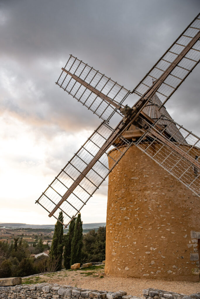 Moinho de vento em Saint-Saturnin-d'Apt, Provence, França